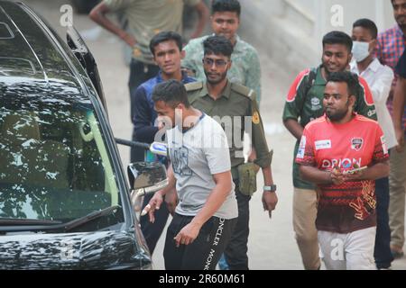 Fans umzingeln Shakib, als der Spitzenreiter Shakib Al Hasan beim Training des Cricket-Teams von Bangladesch im Sher-e-Bangla National auftauchte Stockfoto