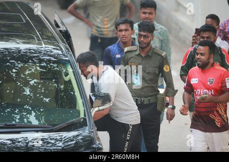 Fans umzingeln Shakib, als der Spitzenreiter Shakib Al Hasan beim Training des Cricket-Teams von Bangladesch im Sher-e-Bangla National auftauchte Stockfoto