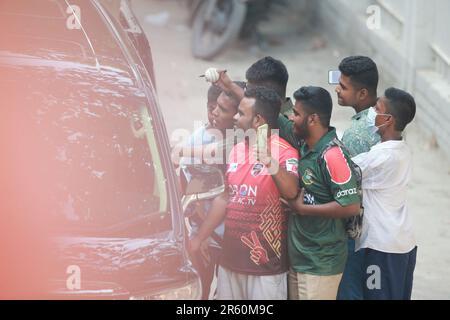 Fans umzingeln Shakib, als der Spitzenreiter Shakib Al Hasan beim Training des Cricket-Teams von Bangladesch im Sher-e-Bangla National auftauchte Stockfoto