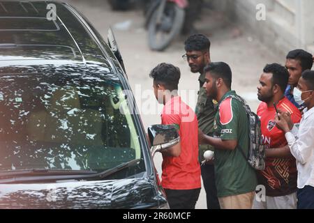 Fans umzingeln Shakib, als der Spitzenreiter Shakib Al Hasan beim Training des Cricket-Teams von Bangladesch im Sher-e-Bangla National auftauchte Stockfoto