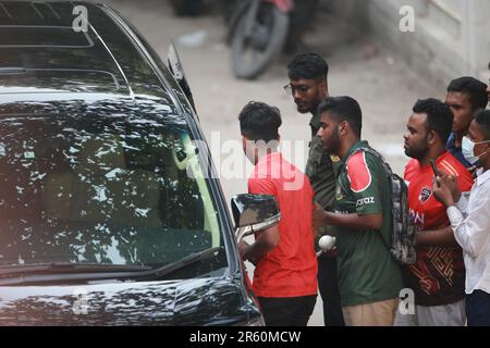 Fans umzingeln Shakib, als der Spitzenreiter Shakib Al Hasan beim Training des Cricket-Teams von Bangladesch im Sher-e-Bangla National auftauchte Stockfoto