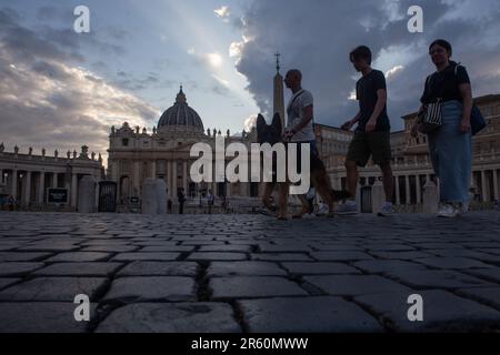 Rom, Italien. 05. Juni 2023. Die Leute laufen in St. Peter's Square in Rome (Foto von Matteo Nardone/Pacific Press) Kredit: Pacific Press Media Production Corp./Alamy Live News Stockfoto