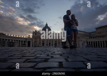 Rom, Italien. 05. Juni 2023. Die Leute laufen in St. Peter's Square in Rome (Foto von Matteo Nardone/Pacific Press) Kredit: Pacific Press Media Production Corp./Alamy Live News Stockfoto