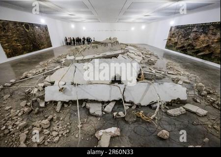 London, Großbritannien. 6. Juni 2023. Phall, wenn Sie wollen, steigen Sie auf müssen, 2017-23 und andere Werke, während der Künstler eine kurze Tour im Hintergrund gibt - Anselm Kiefer - Finnegans Wake in White Cube Bermondsey. Es ist der Höhepunkt einer Trilogie von Ausstellungen, die Kiefer für die Galerie gemacht hat. Neue Gemälde, Skulpturen und Installationen verwandeln die Galerien in ein Zeugnis der langjährigen Faszination des Künstlers mit James Joyces literarischem Meisterwerk, Finnegans Wake (1939). Kredit: Guy Bell/Alamy Live News Stockfoto