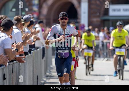 Hamburg, Deutschland – 06 04 2023: Deutscher Sportler Jan Frodeno auf dem Weg zum vierten Platz beim Hamburger Ironman 2023. Stockfoto