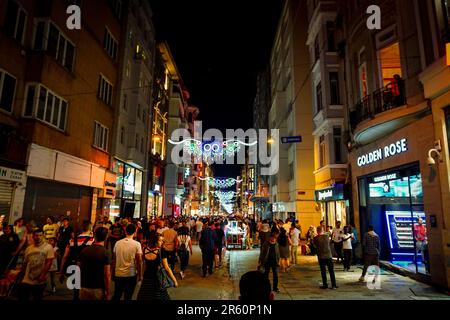 23. Juli 2017 Istanbul Türkei. Istiklal Straße in beyoglu istanbul bei Nacht Stockfoto