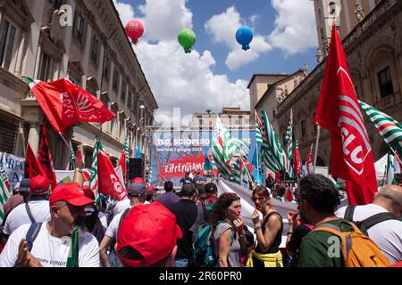 Rom, Italien. 6. Juni 2023. Demonstration auf der Piazza Santi Apostoli in Rom, organisiert von den Gewerkschaften der Telekommunikationsarbeiter. (Kreditbild: © Matteo Nardone/Pacific Press via ZUMA Press Wire) NUR REDAKTIONELLE VERWENDUNG! Nicht für den kommerziellen GEBRAUCH! Stockfoto