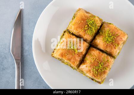 Pistazien-türkisches Baklava auf weißem Teller, Blick von oben Stockfoto