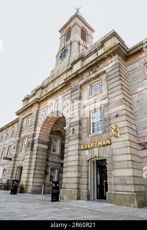 Der bescheidene Eingang zum neu eröffneten Everyman Cinema im Melville-Gebäude am Royal William Yard in Stonehouse Plymouth. Trotz der Liste Stockfoto