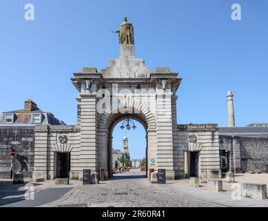 Das eindrucksvolle Haupttor zum Royal William Yard in Stonehouse Plymouth mit dem Melville-Gebäude, das durch den Bogen sichtbar ist. Eine geschützte historische BU Stockfoto