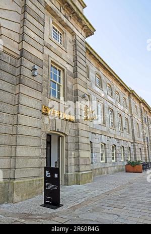 Der bescheidene Eingang zum neu eröffneten Everyman Cinema im Melville-Gebäude am Royal William Yard in Stonehouse Plymouth. Trotz der Liste Stockfoto