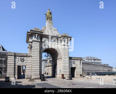 Das beeindruckende Haupttor zum Royal William Yard in Stonehouse Plymouth. Ein geschütztes historisches Gebäude; Eine Statue von König William IV. Steht über dem Stockfoto