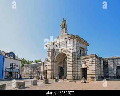 Das beeindruckende Haupttor zum Royal William Yard in Stonehouse Plymouth. Ein geschütztes historisches Gebäude; Eine Statue von König William IV. Steht über dem Stockfoto