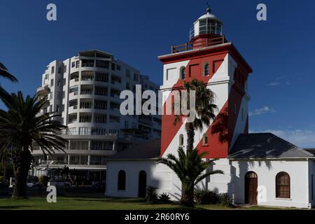 Ein Blick aus der Vogelperspektive auf ein modernes Gebäude mit einem unverwechselbaren Turm in Rot und Weiß Stockfoto