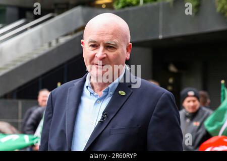 London, Großbritannien. 02. Juni 2023. Generalsekretär Mick Lynch, nationaler Verband der Eisenbahn-, See- und Transportarbeiter (RMT) am Bahnhof Euston während eines Bahnstreiks. Kredit: SOPA Images Limited/Alamy Live News Stockfoto