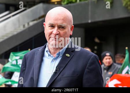 London, Großbritannien. 02. Juni 2023. Generalsekretär Mick Lynch, nationaler Verband der Eisenbahn-, See- und Transportarbeiter (RMT) am Bahnhof Euston während eines Bahnstreiks. Kredit: SOPA Images Limited/Alamy Live News Stockfoto