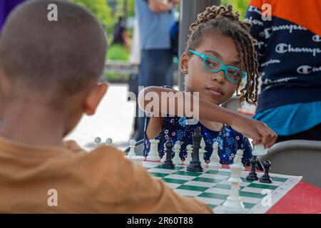 Washington, DC: Kinder spielen Schach auf der Eastern Market Metro Plaza am Capitol Hill. Das Schachturnier wurde von den USA organisiert Schachzentrum. Stockfoto