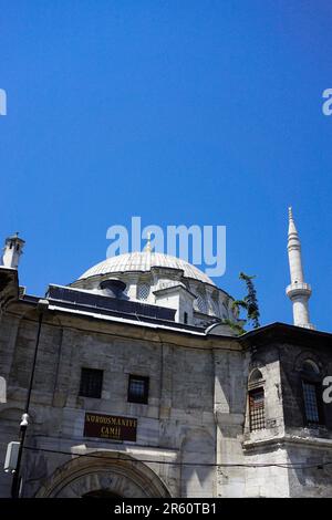 27. Juli 2017 Istanbul Türkei. Nurosmaniye-Moschee in der Nähe des großen Basars Stockfoto