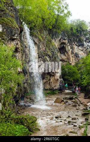 Karachay-Cherkessia, Russland - 8. Mai 2023: Honigwasserfälle sind eine Gruppe von Wasserfällen auf den Flüssen Alikonovka und Echki-Bash in Karachay-Cherkessia. Stockfoto