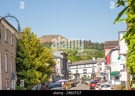 Sehen Sie die High Street in der Marktstadt Powys von Crickhowell South Wales mit dem Tafelberg über der Stadt Stockfoto