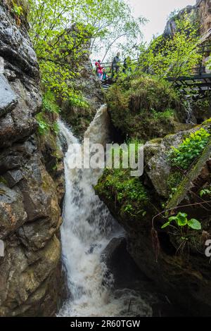 Karachay-Cherkessia, Russland - 8. Mai 2023: Honigwasserfälle sind eine Gruppe von Wasserfällen auf den Flüssen Alikonovka und Echki-Bash in Karachay-Cherkessia. Stockfoto