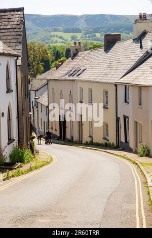 Farbenfrohe, gemalte, terrassenförmige Hütten entlang der Bridge Street in der Marktstadt Crickhowell, Powys, South Wales Stockfoto