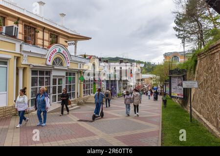 Kislovodsk, Russland - 9. Mai 2023: Karl-Marx-Straßenfoto an einem bewölkten Tag. Normale Leute gehen die Straße entlang der Touristenläden Stockfoto