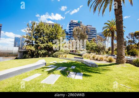 MELBOURNE, AUSTRALIEN - 31. OKTOBER 2021: Parklandschaft in der Nähe des berühmten ANZ Centre Melbourne-Gebäudes in der Nähe der Webb Bridge in der Docklands-Gegend von Melbourne, V Stockfoto