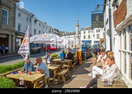 Gäste, die draußen an Tischen in der High Street in der walisischen Marktstadt Crickhowell Powys essen und trinken Stockfoto