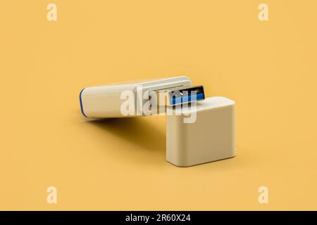 Ein weißes und blaues USB-Flash-Laufwerk, das auf einer eigenen Kappe angebracht ist Stockfoto