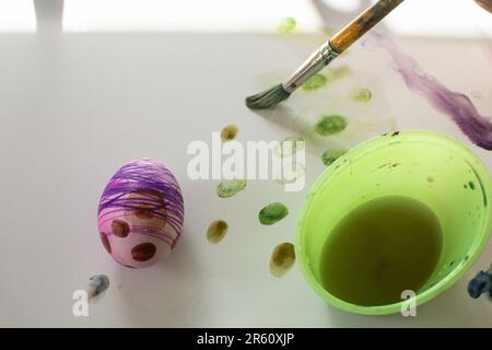 Ein abstraktes Gemälde mit einer lebhaften grünen Farbpalette, die mit Pinselstrichen erstellt wurde Stockfoto