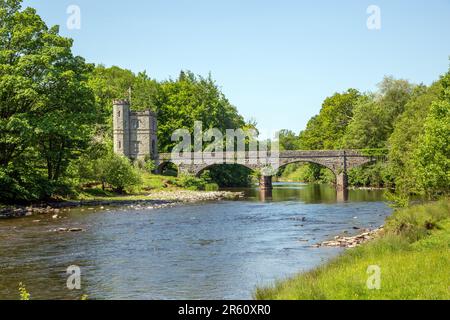 Tower Bridge ist ein denkmalgeschütztes Gebäude der Kategorie II*, das privaten Zugang mit dem Fahrzeug über den Fluss Usk in den Glanusk Park in der Nähe von Crickhowell Powys South Wales bietet Stockfoto