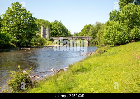 Tower Bridge ist ein denkmalgeschütztes Gebäude der Kategorie II*, das privaten Zugang mit dem Fahrzeug über den Fluss Usk in den Glanusk Park in der Nähe von Crickhowell Powys South Wales bietet Stockfoto