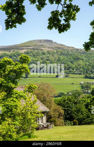 Blick auf den Tafelberg über der Marktstadt Crickhowell Powys in South Wales, vom Gelände des Glanusk Anwesens Stockfoto