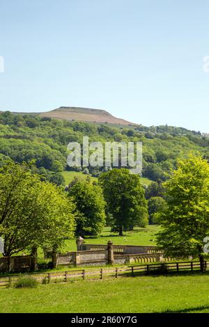 Blick auf den Tafelberg über der Marktstadt Crickhowell Powys in South Wales, vom Gelände des Glanusk Anwesens Stockfoto