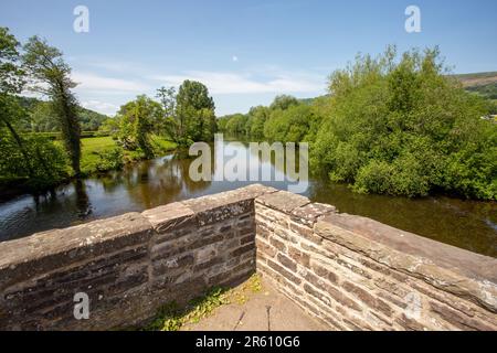 Blick auf den Usk von der alten Straßenbrücke in der Stadt Crickhowell Powys South Wales Stockfoto