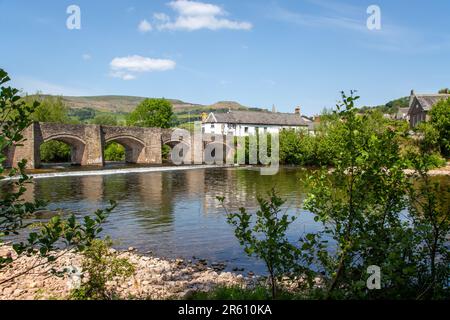 Der Fluss Usk fließt unter der alten Crickhowell Bridge in der südwalisischen Stadt Crickhowell Powys, mit Tafelberg über der Stadt Stockfoto