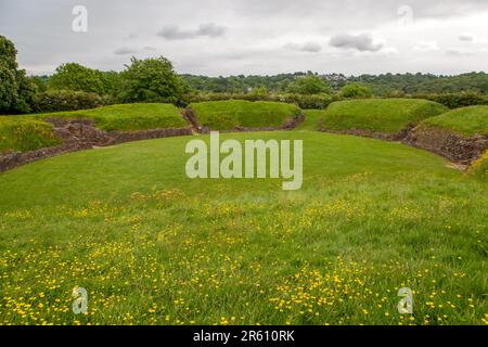 Erbaut um 90 v. Chr., um die Legionäre zu unterhalten, die im Fort von Caerleon in der Nähe von Newport South Wales stationiert sind, dem beeindruckenden römischen Amphitheater Stockfoto