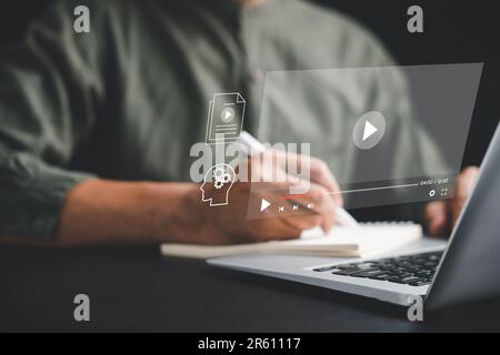 Schüler, die mit einem Computer in E-Learning und Online-Bildung vertieft sind Stockfoto