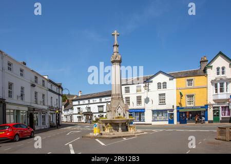 Das Kriegsdenkmal auf dem Marktplatz in der südwalisischen Marktstadt Crickhowell Powys Stockfoto