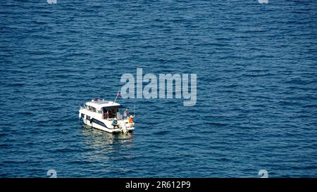 17. September 2017 Tirilye Bursa Türkei Fischerboote im Meer an einem sonnigen Tag Stockfoto