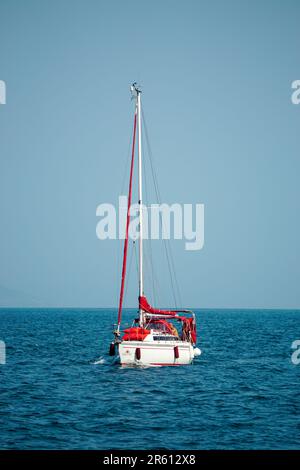 17. September 2017 Tirilye Bursa Türkei Fischerboote im Meer an einem sonnigen Tag Stockfoto