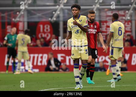 Mailand, Italien. 4. Juni 2023. Italien, Mailand, juni 3 2023: Juan Cabal (Verona-Verteidiger) gibt in der ersten Hälfte während des Fußballspiels AC Mailand gegen Hellas Verona Ratschläge, Serie A Tim 2022-2023 day38 San Siro Stadium (Kreditbild: © Fabrizio Andrea Bertani/Pacific Press via ZUMA Press Wire) NUR REDAKTIONELLE VERWENDUNG! Nicht für den kommerziellen GEBRAUCH! Stockfoto