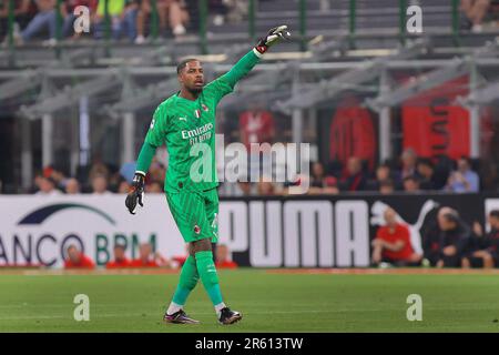 Mailand, Italien. 4. Juni 2023. Italien, Mailand, juni 3 2023: Mike Maignan (AC Mailand Torwart) gibt während des Fußballspiels AC Mailand gegen Hellas Verona, Serie A Tim 2022-2023 day38 San Siro Stadium in der ersten Hälfte Ratschläge (Kreditbild: © Fabrizio Andrea Bertani/Pacific Press via ZUMA Press Wire) NUR REDAKTIONELLE VERWENDUNG! Nicht für den kommerziellen GEBRAUCH! Stockfoto