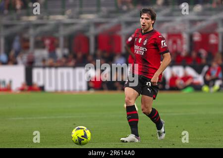 Mailand, Italien. 4. Juni 2023. Italien, Mailand, juni 3 2023: Sandro Tonali (Mittelfeldspieler AC Mailand) Pass, der in der ersten Hälfte während des Fußballspiels AC Mailand gegen Hellas Verona, Serie A Tim 2022-2023 day38 San Siro Stadium vor dem Spielfeld geschossen wurde (Bild: © Fabrizio Andrea Bertani/Pacific Press via ZUMA Press Wire) NUR REDAKTIONELLE VERWENDUNG! Nicht für den kommerziellen GEBRAUCH! Stockfoto