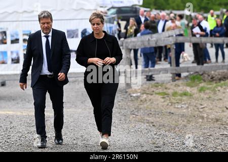 06. Juni 2023, Nordrhein-Westfalen, Bad Berleburg: Robert Habeck (l), Bundesminister für Wirtschaft, und NRW-Wirtschaftsministerin Mona Neubaur (beide Grüne) gehen auf einem Waldweg für ein Foto. Die Wittgenstein-Gruppe und der NRW State Association for Renewable Energies beauftragen offiziell den Waldwindpark Arfeld mit vier Windturbinen, der seit Herbst 2022 in Betrieb ist. Foto: Federico Gambarini/dpa Stockfoto