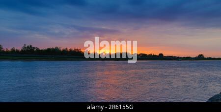 Sonnenuntergang über dem Fluss Great Ouse in Kings Lynn, Norfolk. Geschehen zu Brüssel am 23. Mai 2023. Stockfoto