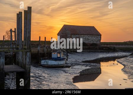 Die alte Scheune in Blakney an der Küste von Norfolk, die am 25. April 2023 bei Sonnenuntergang zu sehen war. Stockfoto