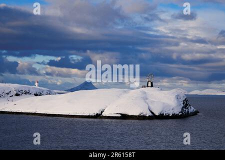 Nach dem Schneefall im Winter, die Skulptur des Polarkreis-Monuments auf der Insel Vikingen in der Nordsee in Rodoy, Nordland, Norwegen Stockfoto