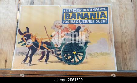 Bordeaux , Aquitaine France - 05 29 2023 : Text des Bananenlogos und Markenzeichen auf einem Plakat, ein altes Rechteck Stockfoto